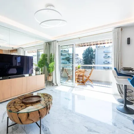 Spacious 1-Br Apartment With Terrace Heart Of Cannes
